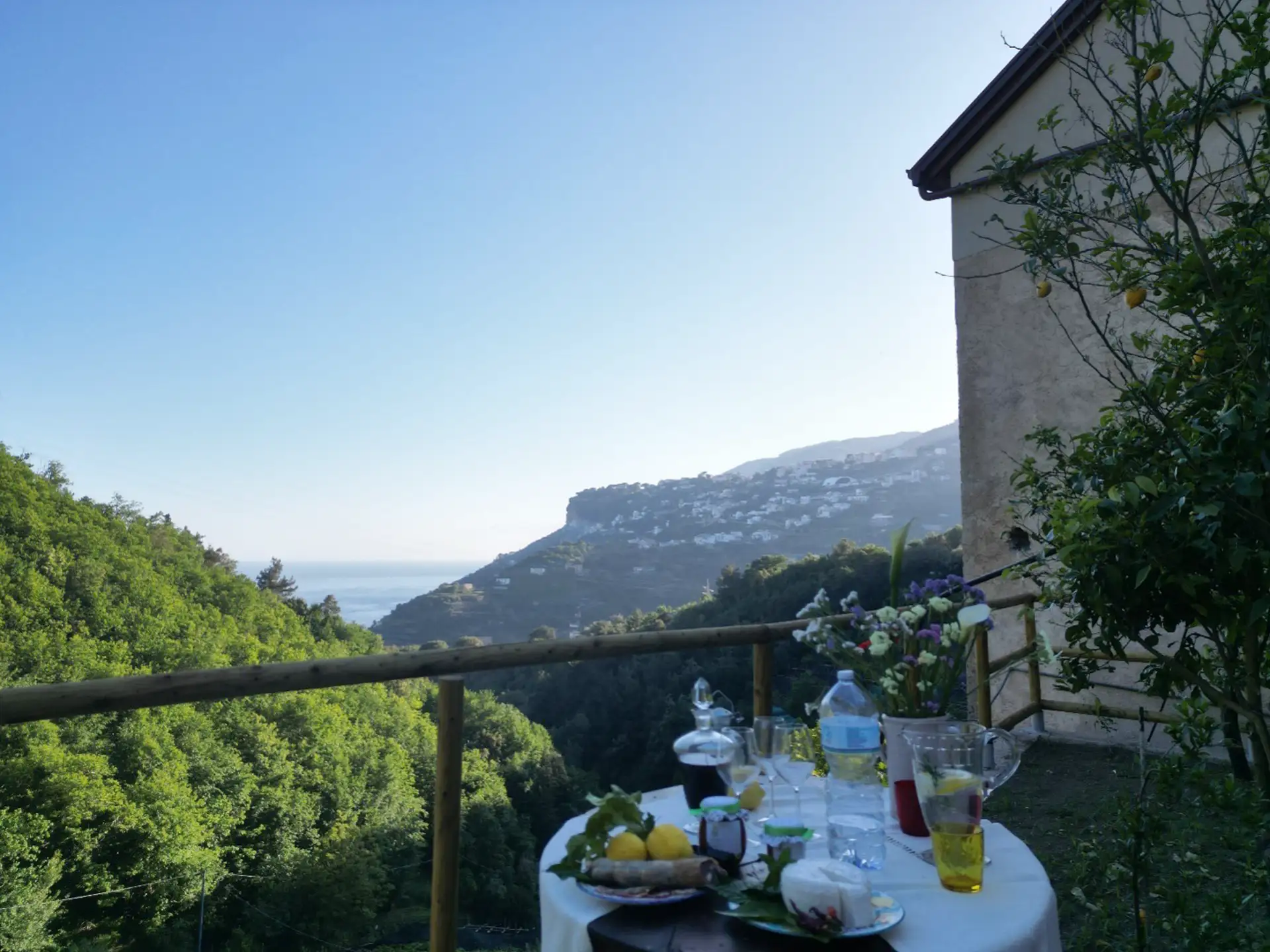 panorama-tavola imbandita-colazione